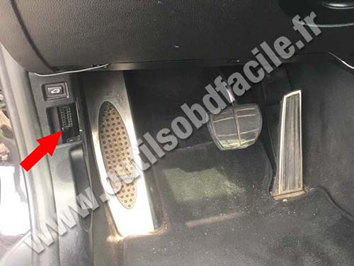 BMW Serie 3 E90 sous le volant la tirette d