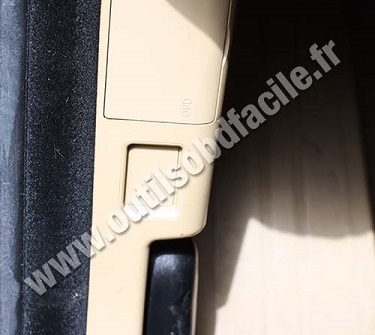 BMW Serie 5 sous le volant cache OBD