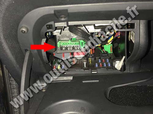 Prise OBD2 pour les Citroen C3 I (2002 - 2009) RHD citroen c2 fuse box removal 