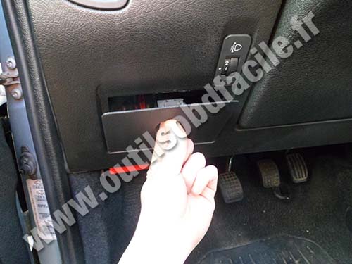 Citroen Saxo sous le volant cache à déclipser