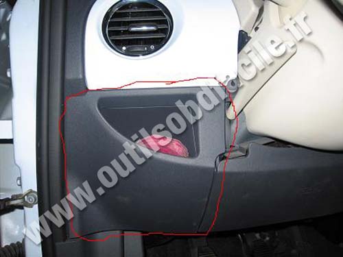 Fiat 500 cache sous le volant