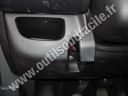 Fiat Bravo 2 boitier à fusibles sous le volant à gauche