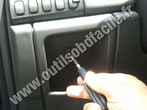 Fiat Croma 2 boite à fusible sous le volant