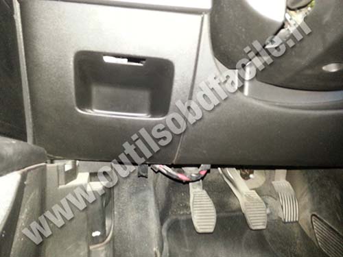 Fiat Grande Punto boite à fusible sous le volant