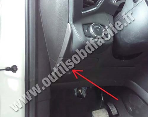 Ford Escape cache plastique