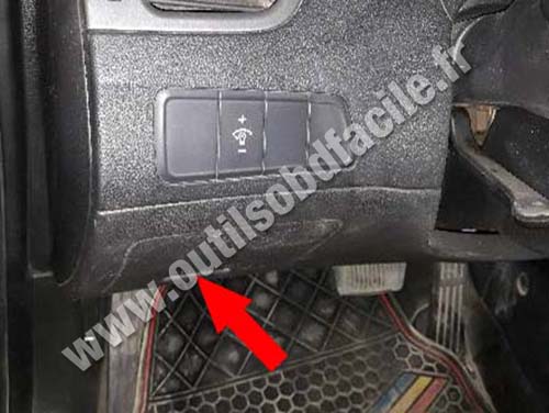 Hyundai Elantra - Cache plastique