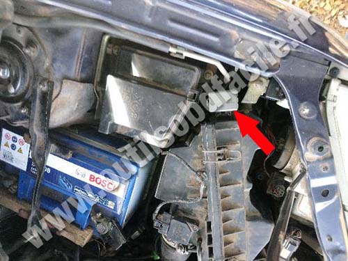 Mazda Premacy - Capot côté batterie