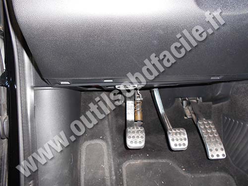 Mercedes B180 tirette ouverture capot