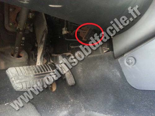 Mitsubishi Galant pédalier et prise OBD