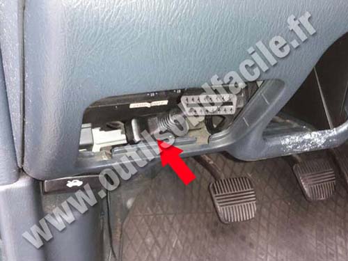 Nissan Almera - Cache plastique