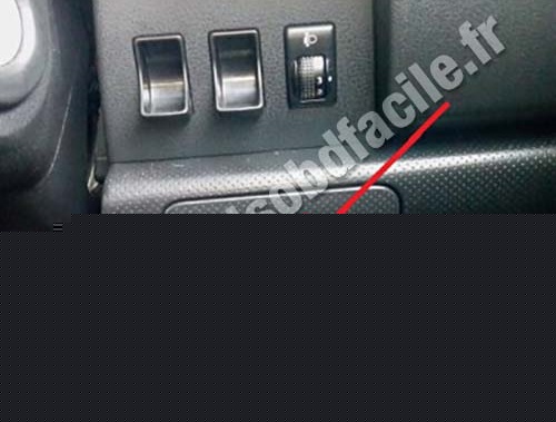 Nissan Wingroad trappe plastique