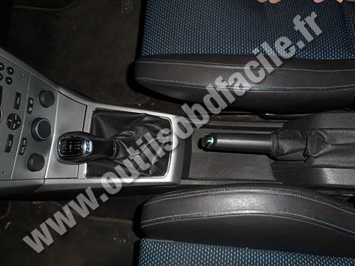 Opel Astra cache sous le frein à main