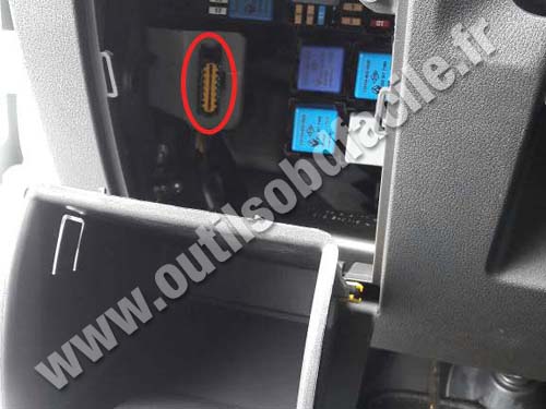 Opel Vivaro - Connecteur OBD