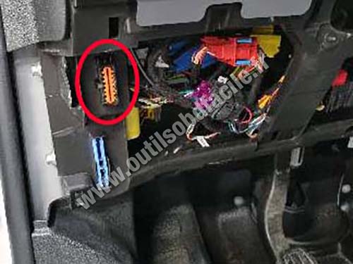 Opel Vivaro - Prise OBD II