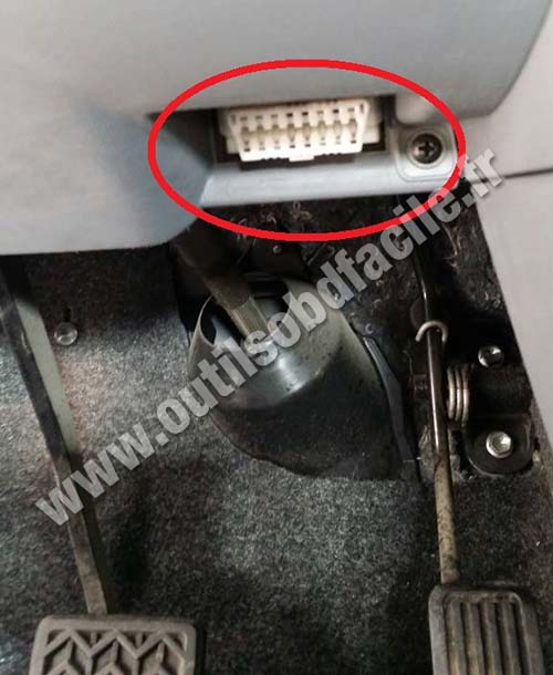 Peugeot 107 connecteur OBD2