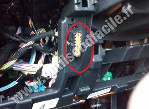 Peugeot 2008 connecteur OBD