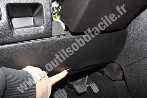 Peugeot 206 cache de la boite à fusibles