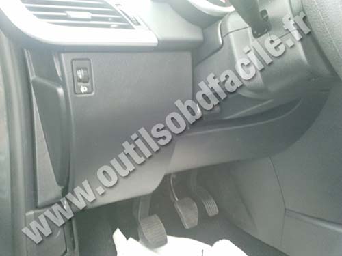 Peugeot 207 à côté du règleur de phares