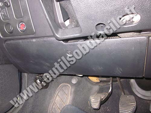 Peugeot 306 cache de la boite à fusibles
