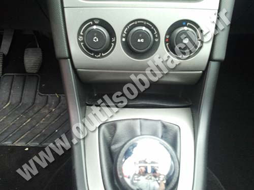 Peugeot 308 à côté du pommeau de vitesse