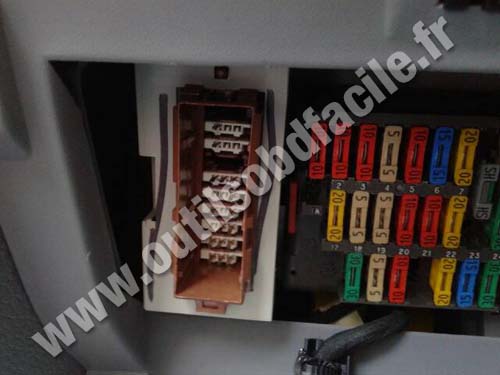 Peugeot 406 - Connecteur diagnostic
