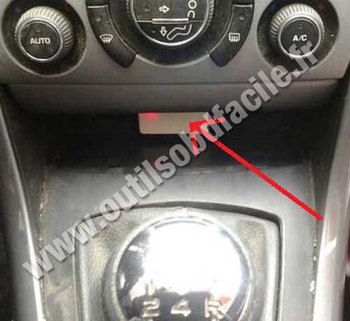 Peugeot 408 vide poche centrale