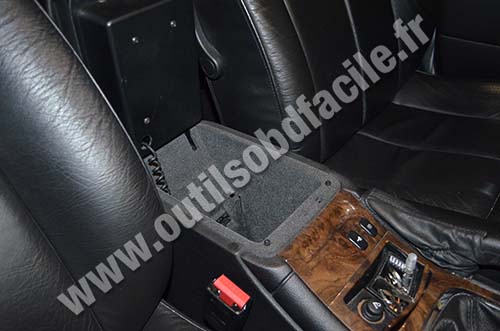 Peugeot 607 dans le vide poche central