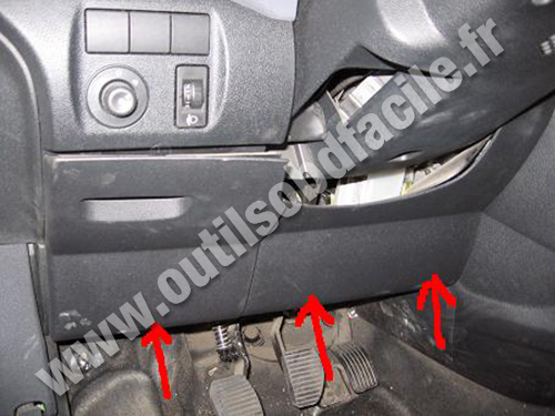 Peugeot Partner cache plastique sous le volant