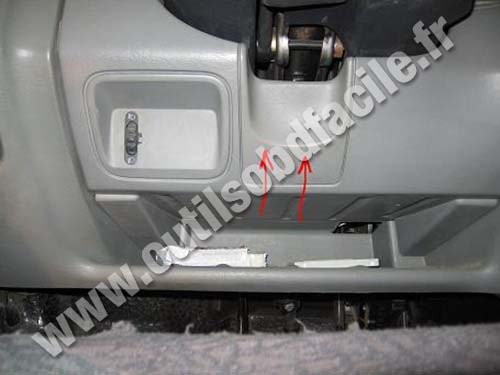 Renault Trafic cache plastique sous le volant