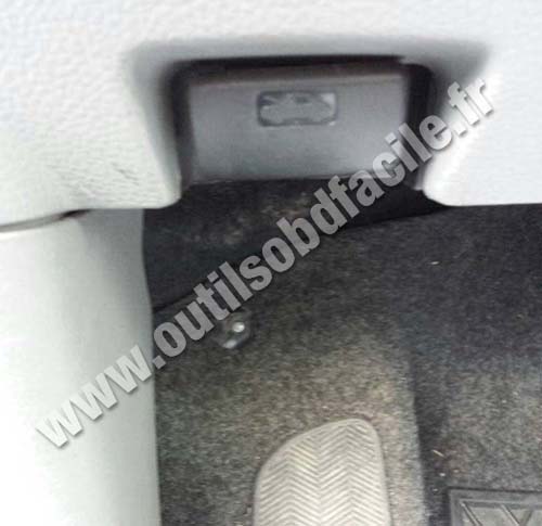 Suzuki SX4 manette ouverture capot
