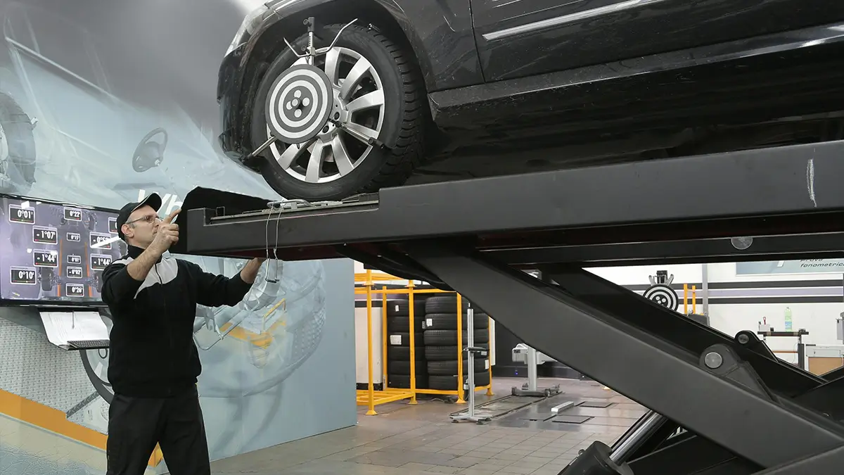 Voiture pendant le contrôle technique